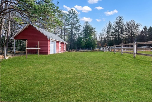 view of yard with an outdoor structure