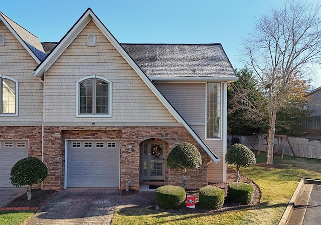 view of front facade featuring a garage and a front lawn