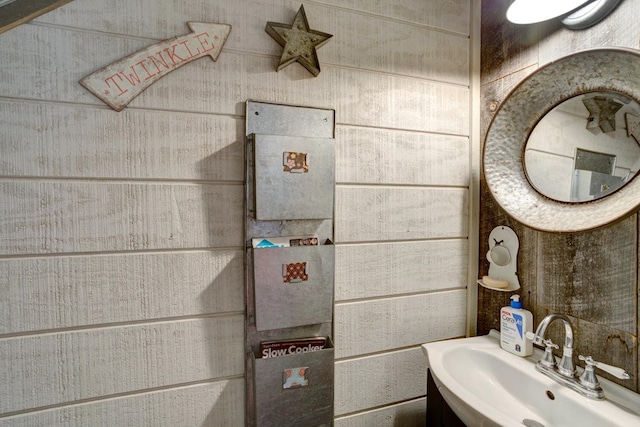 bathroom featuring sink