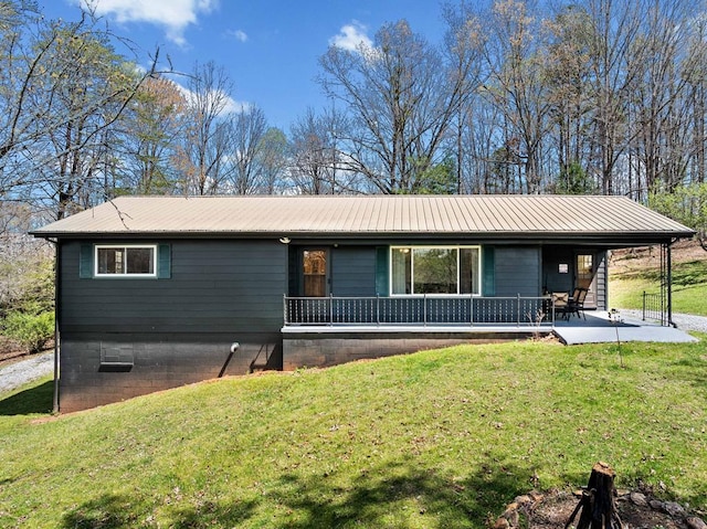 view of front of home with a front lawn and metal roof
