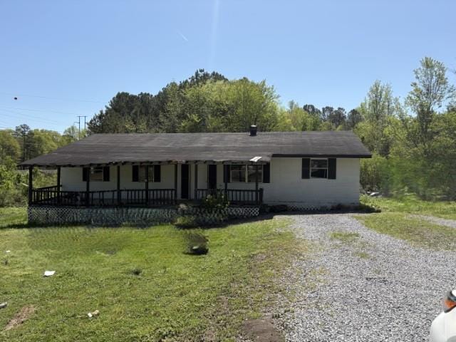 308 Beedie Jones Rd, Chatsworth, GA 30705 - single story home featuring a front yard, covered porch, and driveway
