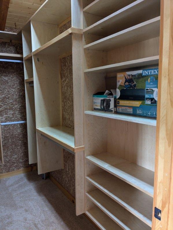 walk in closet featuring carpet floors