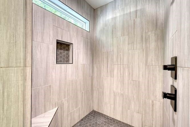 bathroom featuring a tile shower