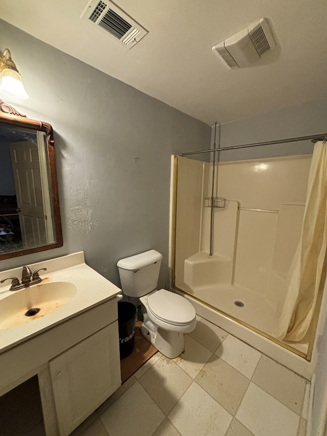 bathroom with visible vents, a shower with curtain, and toilet