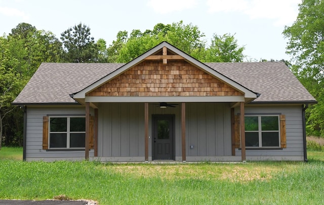 view of front facade with a front lawn and ceiling fan