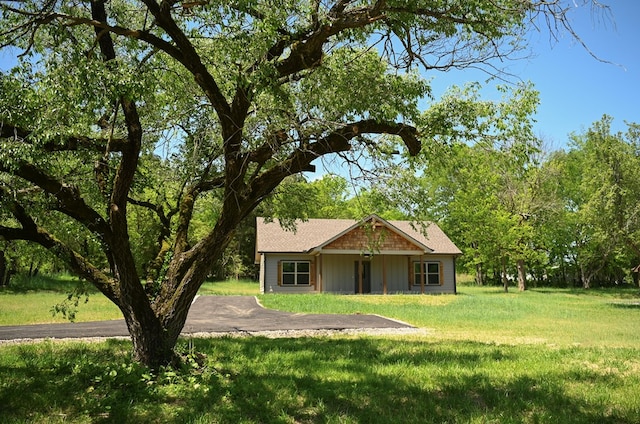 view of front of home featuring a front yard