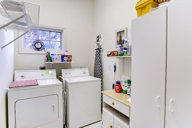 laundry room with cabinets and independent washer and dryer