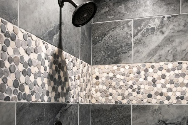 room details featuring a tile shower