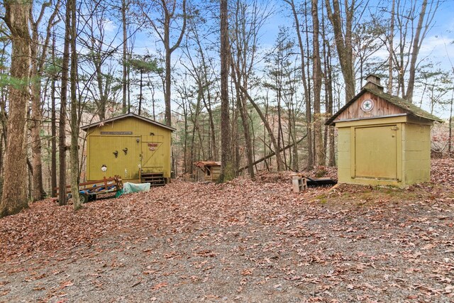 view of yard with a shed