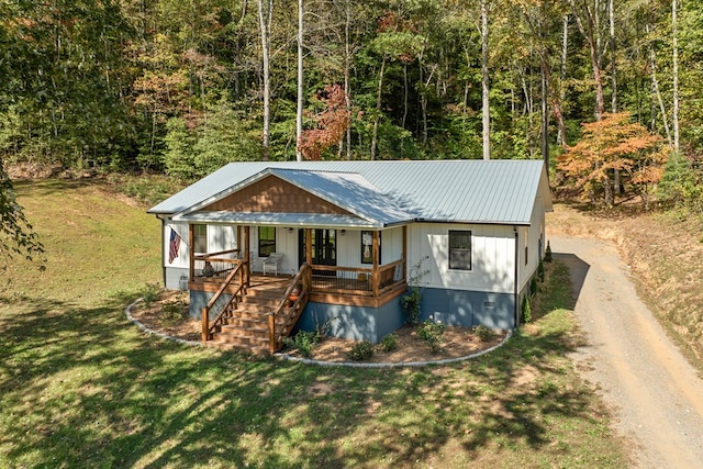 view of front of property with a front lawn and covered porch