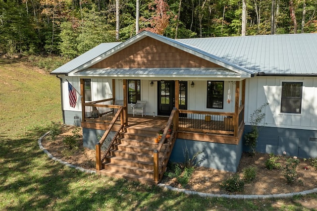 view of front facade with a porch and a front yard