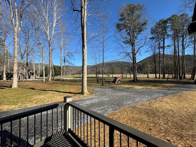 view of yard featuring a mountain view