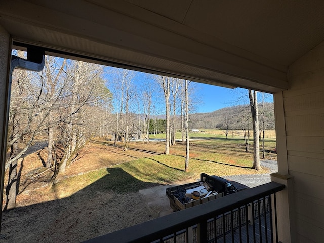 view of yard featuring a mountain view