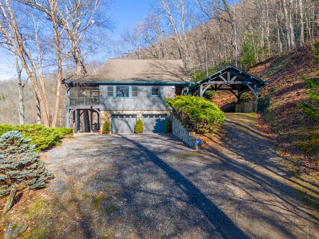 view of front property featuring a garage