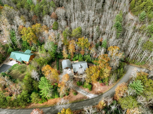 birds eye view of property featuring a forest view