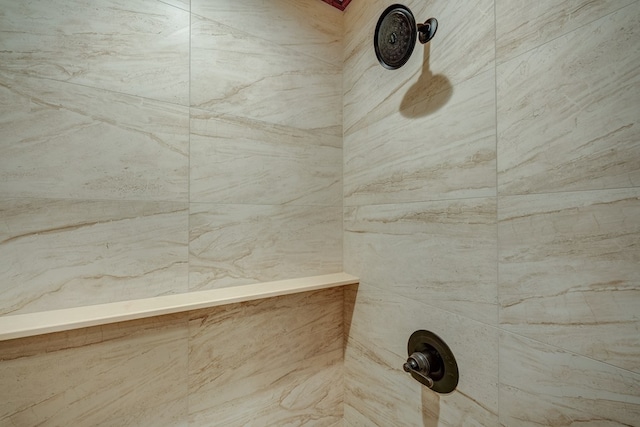 room details featuring a tile shower