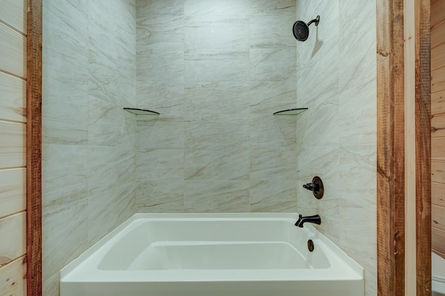 bathroom with tiled shower / bath combo