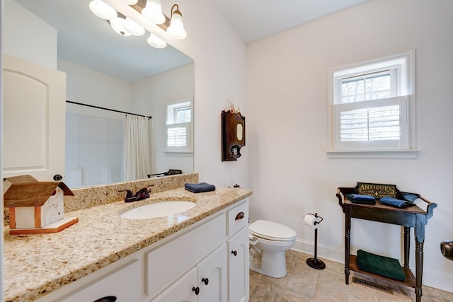 bathroom with vanity, toilet, a shower with shower curtain, and a notable chandelier