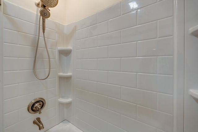 bathroom with tiled shower / bath combo