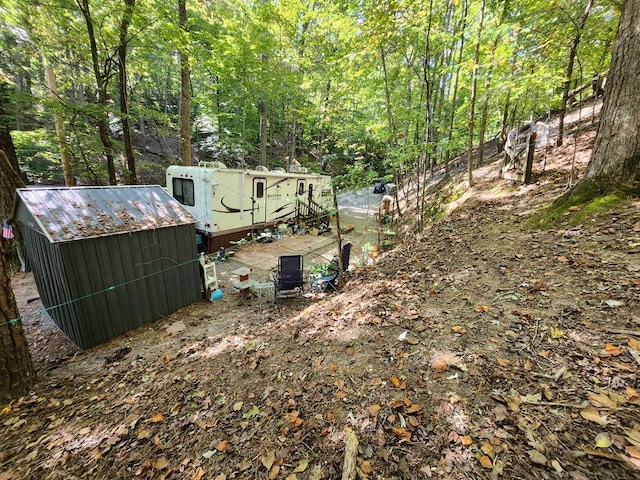 view of yard featuring a storage shed