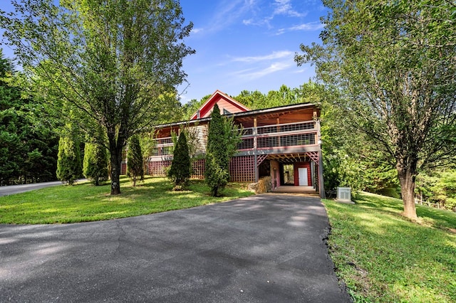 view of front of house featuring a front lawn