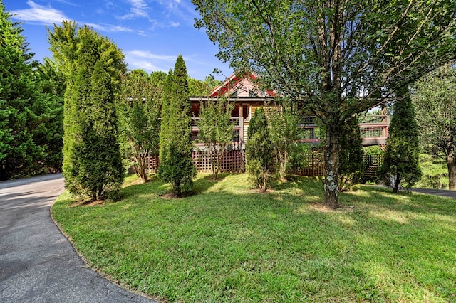 view of front facade with a front yard