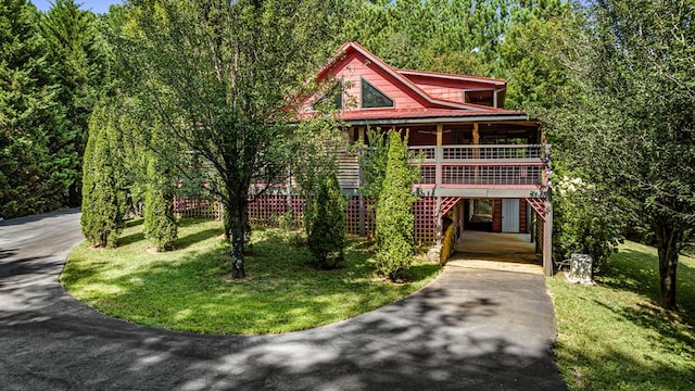 view of front of home featuring a front lawn and a carport