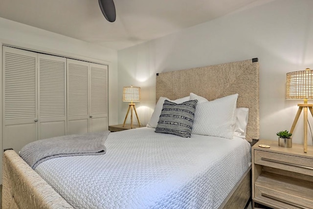 bedroom with a ceiling fan and a closet