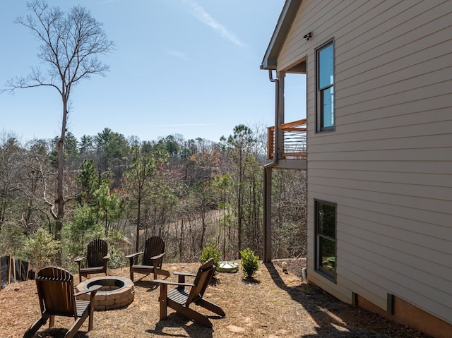 view of yard featuring a fire pit