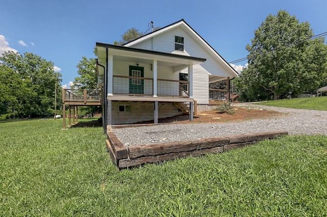 view of front facade featuring a front lawn