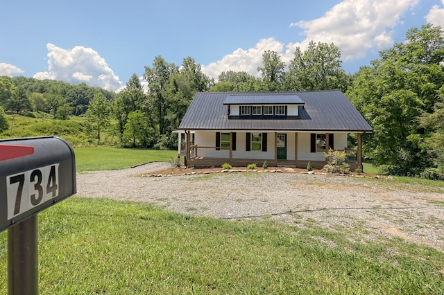 modern inspired farmhouse with a front yard and covered porch