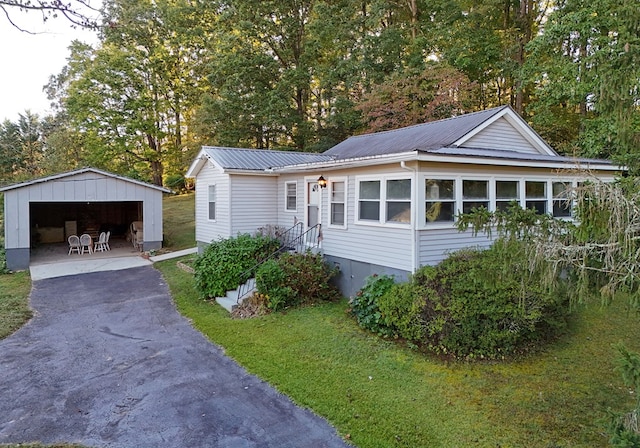 view of front facade featuring a front lawn and an outdoor structure