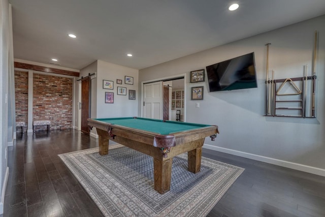 recreation room featuring a barn door, baseboards, dark wood-style flooring, and recessed lighting