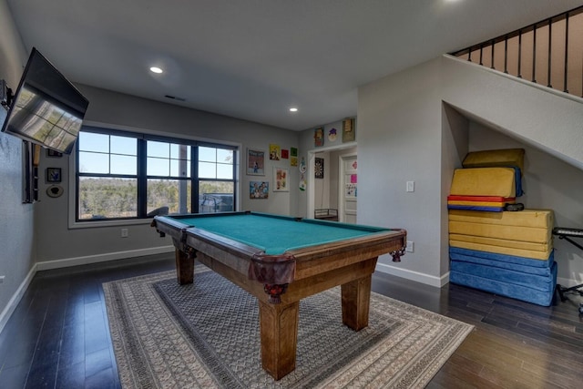 playroom featuring dark wood-style flooring, recessed lighting, visible vents, and baseboards