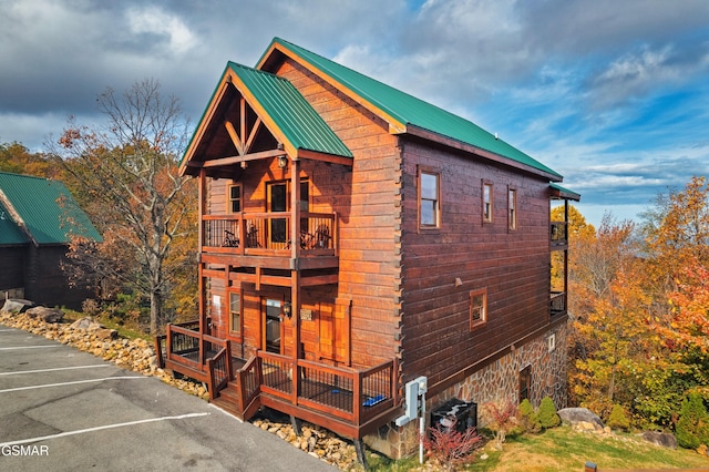 view of front of home featuring a balcony