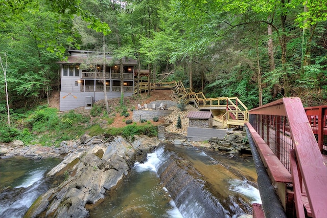 view of yard featuring a water view