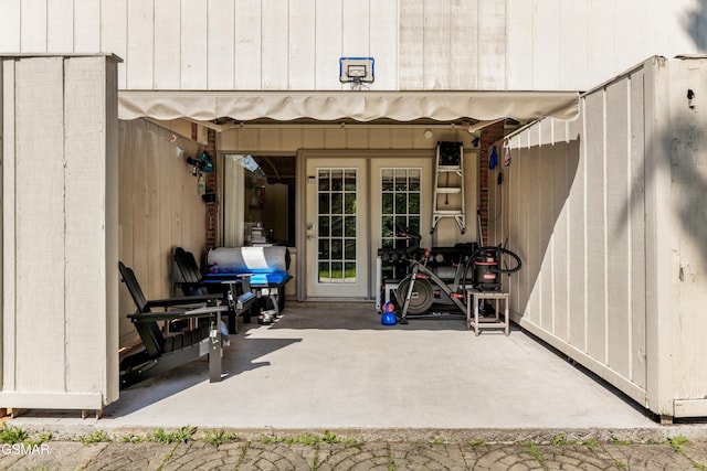 property entrance featuring a patio area