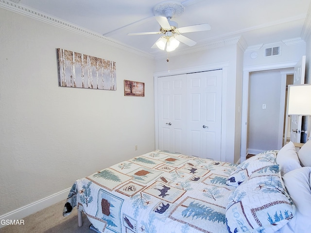 bedroom featuring crown molding, carpet flooring, ceiling fan, and a closet