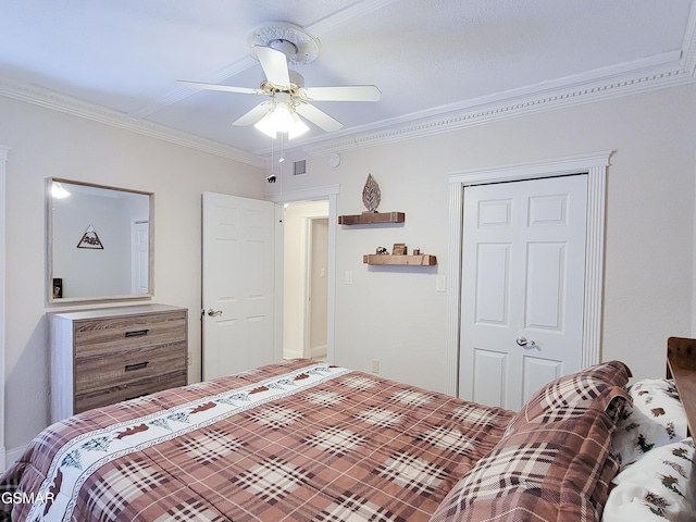 bedroom featuring crown molding, a closet, and ceiling fan