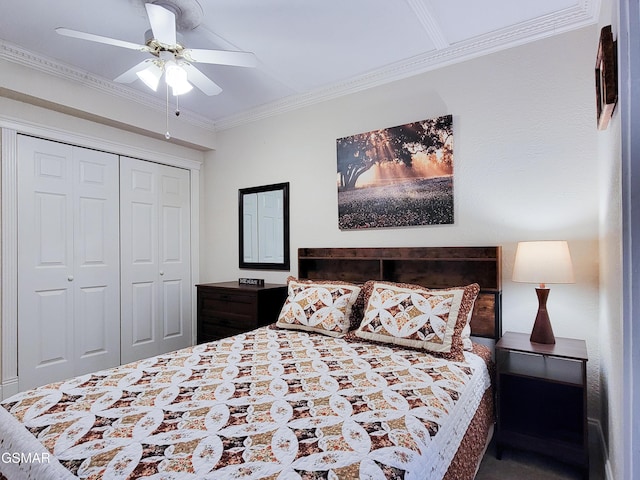 bedroom featuring crown molding, ceiling fan, and a closet