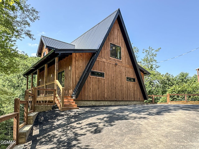 2119 Beach Front Dr, Sevierville, TN 37862 - view of side of property featuring a detached garage and metal roof