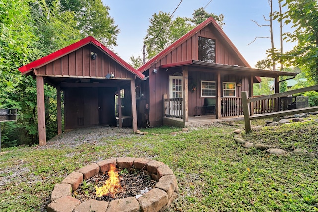 view of front of house featuring covered porch and an outdoor fire pit