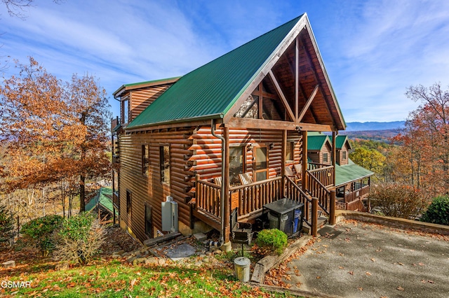 view of front facade featuring a mountain view