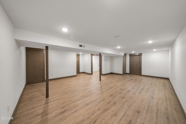 finished basement with light wood-style flooring, baseboards, and recessed lighting