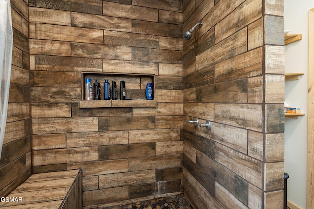 bathroom featuring tiled shower