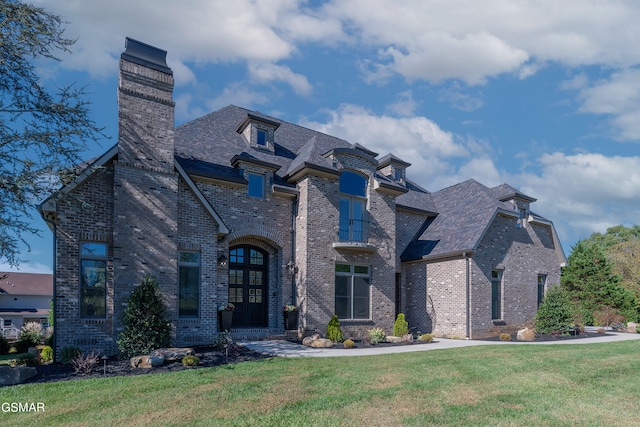 view of front of house featuring a front lawn