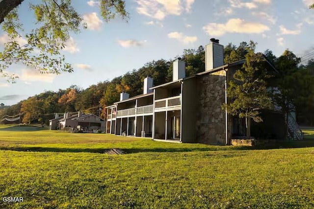 back of house featuring a lawn