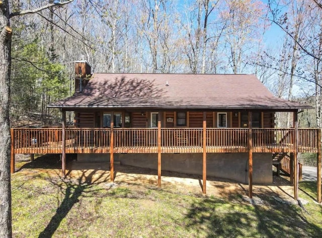 view of front facade featuring a deck and a front lawn