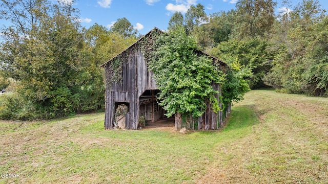 view of yard with an outbuilding