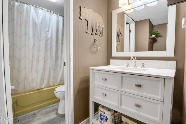 1081 Cove Rd Unit 612, Sevierville, TN 37876 - full bathroom featuring wood finished floors, vanity, toilet, and shower / tub combo with curtain